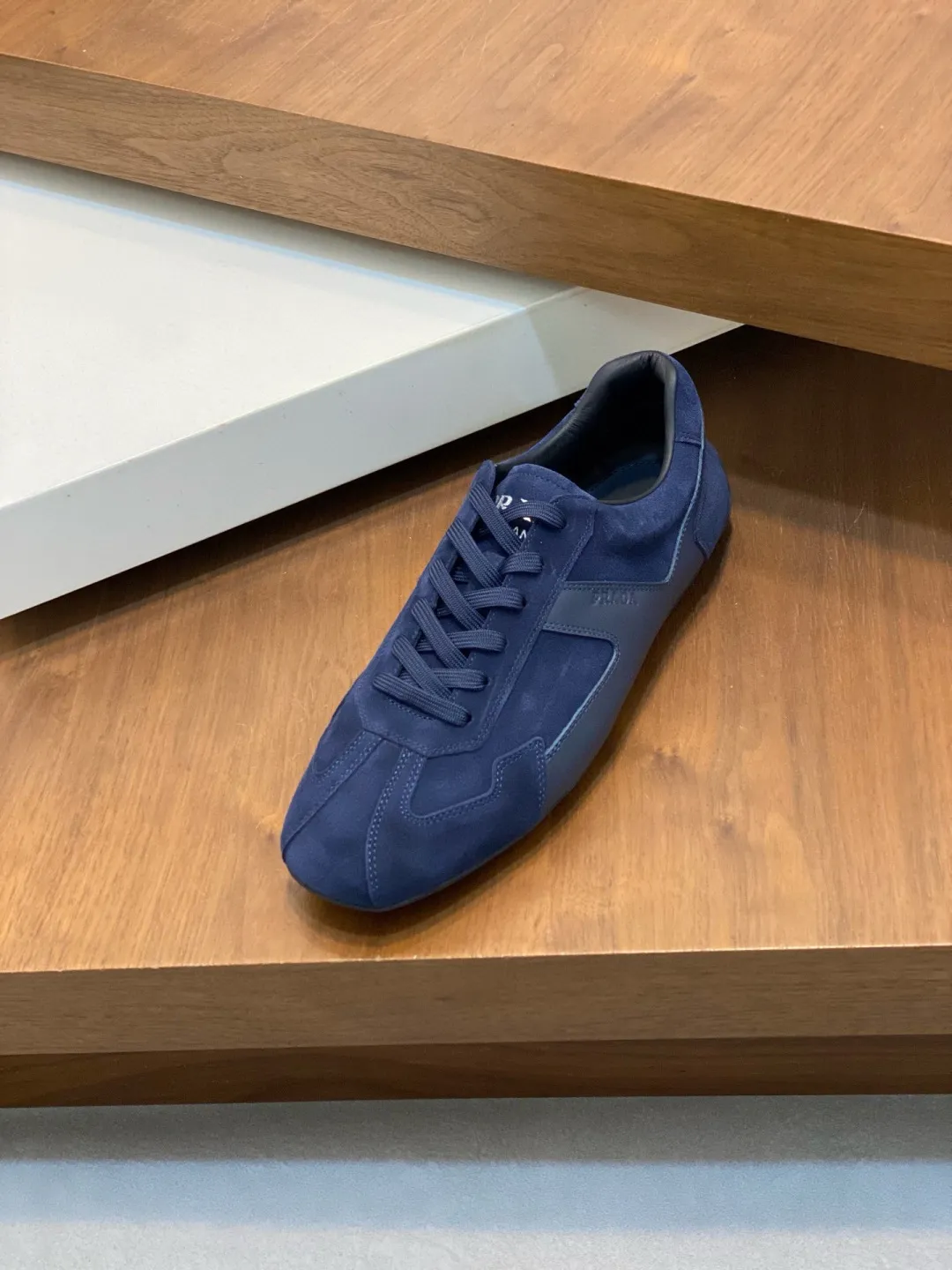 Men's Men's Shoes 💰800 Prada/Prada Men's Leather Casual Sports Shoes, a hot product made in Guangzhou! Made of imported calfskin splicing upper, three-dimensional geometric segmentation, precision manufacturing, uniform stitching, leather texture at a glance, multi-color splicing, fashionable and generous, soft, comfortable and breathable, decorated with PRADA letter logo on the outside, classic letter logo on the tongue, fabric strap on the heel, P family's classic sports shoe type, with fabric lining, silver logo cowhide foot pads, and P family's exclusive rubber outsole. The details are carefully crafted, making it a versatile item for travel! Comes with original box and dust bag! Multiple colors available! Size: 39-40-41-42-43-44 standard leather shoe size (38, 45 customized ¥)